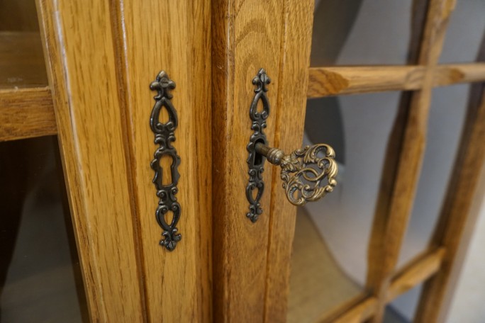 WITRYNA Z KOMODĄ PODŚWIETLANA SZER. 120 CM