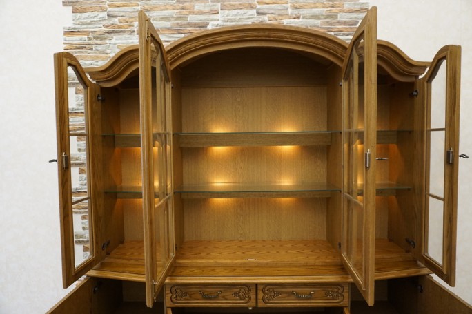 WITRYNA DĘBOWA Z KOMODĄ PODŚWIETLANA SZER. 177 CM