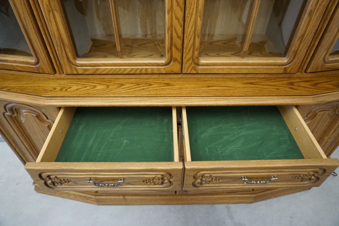 WITRYNA DĘBOWA Z KOMODĄ PODŚWIETLANA SZER. 177 CM