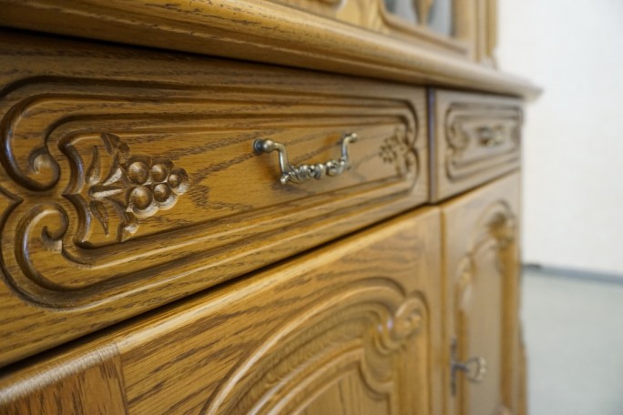 WITRYNA DĘBOWA Z KOMODĄ PODŚWIETLANA SZER. 177 CM