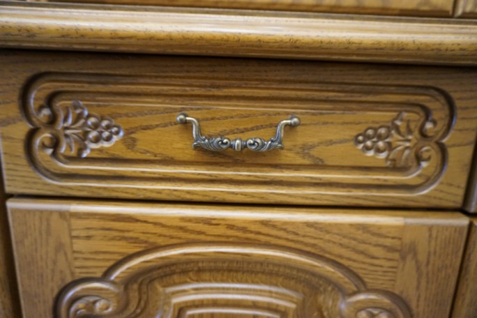 WITRYNA DĘBOWA Z KOMODĄ PODŚWIETLANA SZER. 177 CM