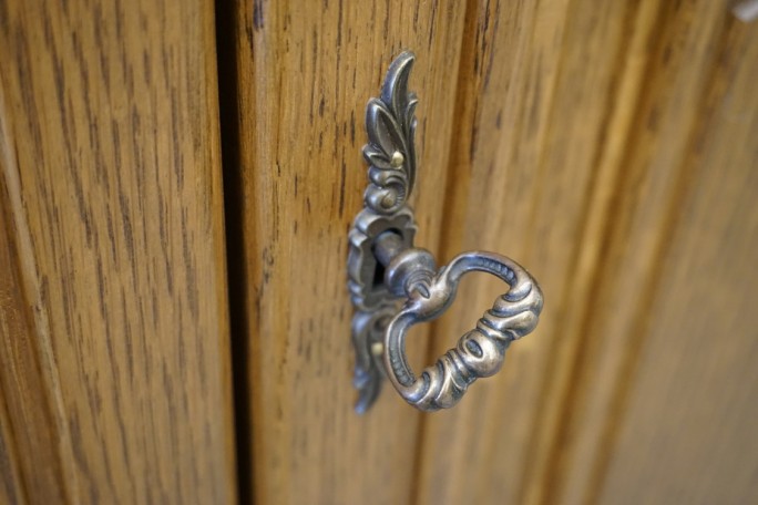 WITRYNA DĘBOWA Z KOMODĄ PODŚWIETLANA SZER. 177 CM