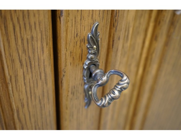 WITRYNA DĘBOWA Z KOMODĄ PODŚWIETLANA SZER. 177 CM