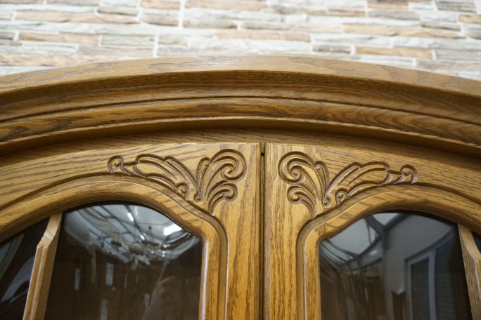 WITRYNA DĘBOWA Z KOMODĄ PODŚWIETLANA SZER. 177 CM