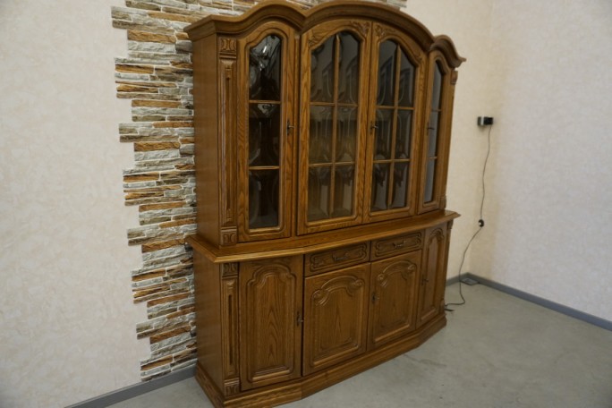 WITRYNA DĘBOWA Z KOMODĄ PODŚWIETLANA SZER. 177 CM