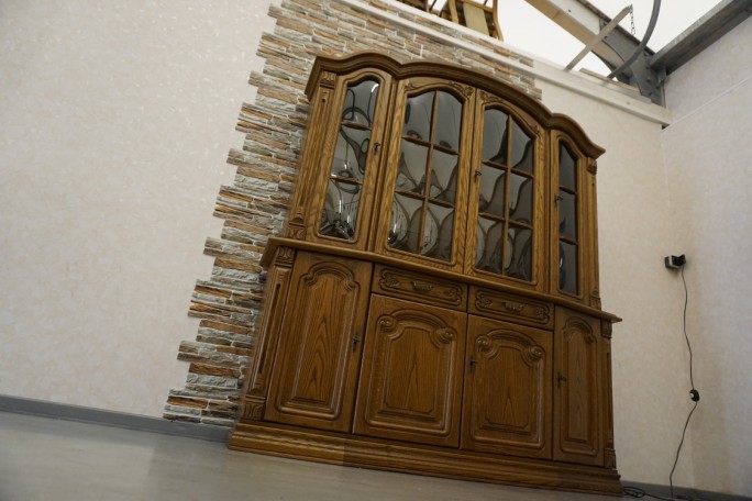 WITRYNA DĘBOWA Z KOMODĄ PODŚWIETLANA SZER. 177 CM