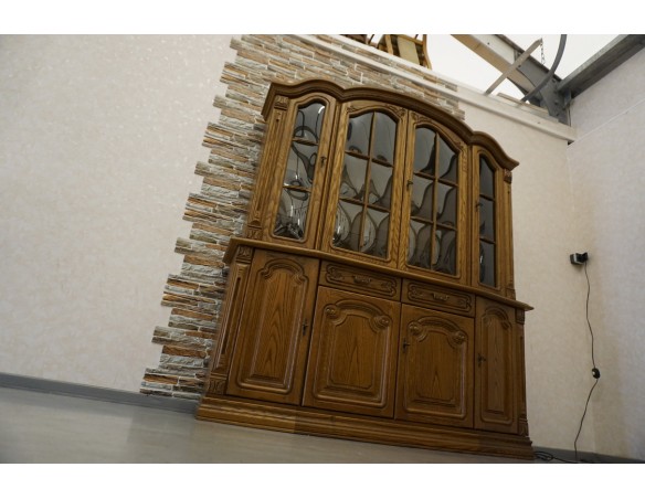 WITRYNA DĘBOWA Z KOMODĄ PODŚWIETLANA SZER. 177 CM