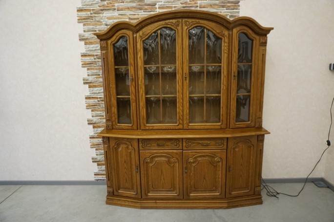 WITRYNA DĘBOWA Z KOMODĄ PODŚWIETLANA SZER. 177 CM