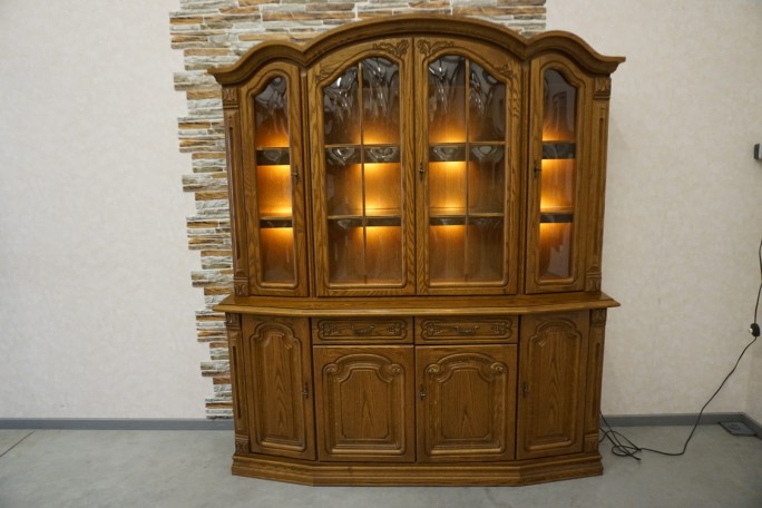 WITRYNA DĘBOWA Z KOMODĄ PODŚWIETLANA SZER. 177 CM