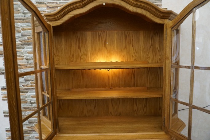 WITRYNA Z KOMODĄ DĘBOWA PODŚWIETLANA SZER. 155 CM