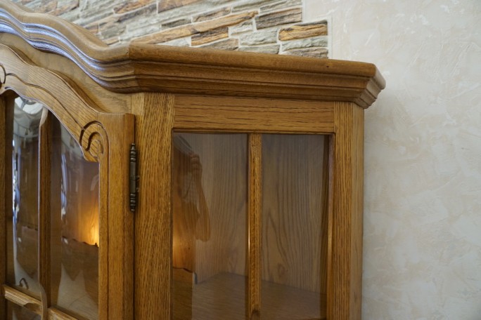 WITRYNA Z KOMODĄ DĘBOWA PODŚWIETLANA SZER. 155 CM