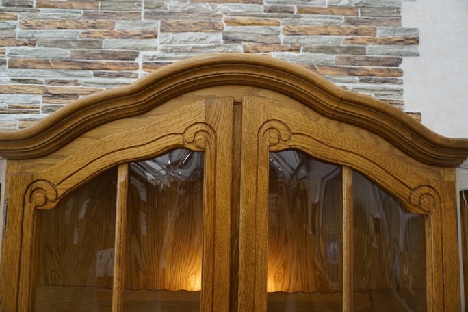 WITRYNA Z KOMODĄ DĘBOWA PODŚWIETLANA SZER. 155 CM