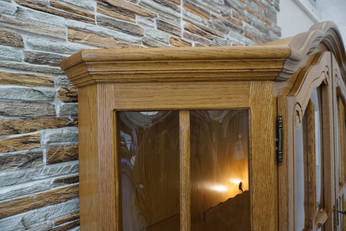 WITRYNA Z KOMODĄ DĘBOWA PODŚWIETLANA SZER. 155 CM