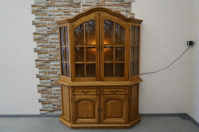 WITRYNA Z KOMODĄ DĘBOWA PODŚWIETLANA SZER. 155 CM