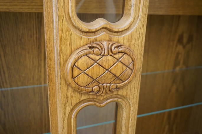 WITRYNA Z KOMODĄ SZKLANE PÓŁKI SZER. 135 CM