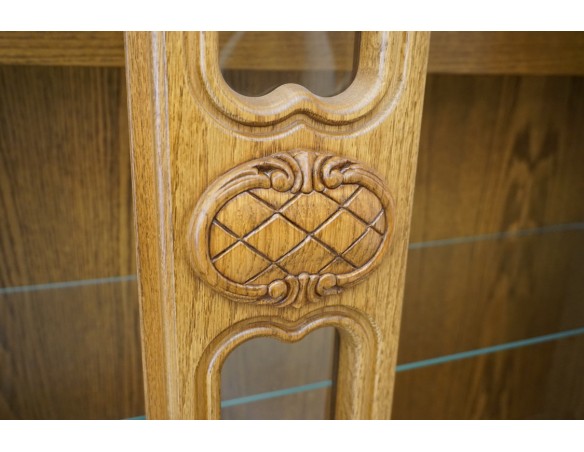 WITRYNA Z KOMODĄ SZKLANE PÓŁKI SZER. 135 CM