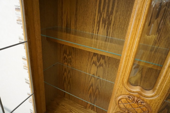 WITRYNA Z KOMODĄ SZKLANE PÓŁKI SZER. 135 CM