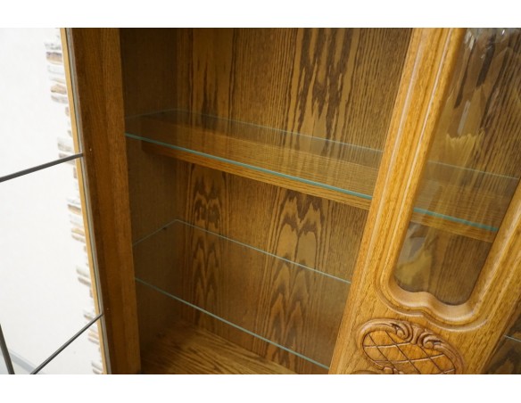 WITRYNA Z KOMODĄ SZKLANE PÓŁKI SZER. 135 CM