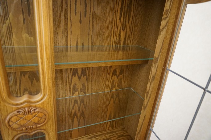 WITRYNA Z KOMODĄ SZKLANE PÓŁKI SZER. 135 CM