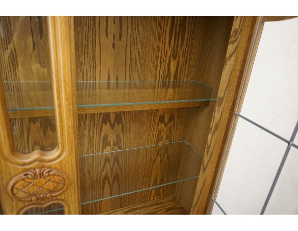 WITRYNA Z KOMODĄ SZKLANE PÓŁKI SZER. 135 CM