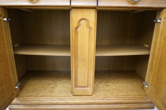 WITRYNA Z KOMODĄ SZKLANE PÓŁKI SZER. 135 CM