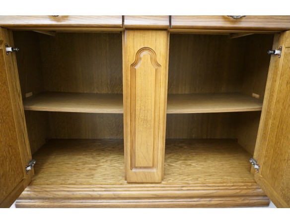 WITRYNA Z KOMODĄ SZKLANE PÓŁKI SZER. 135 CM