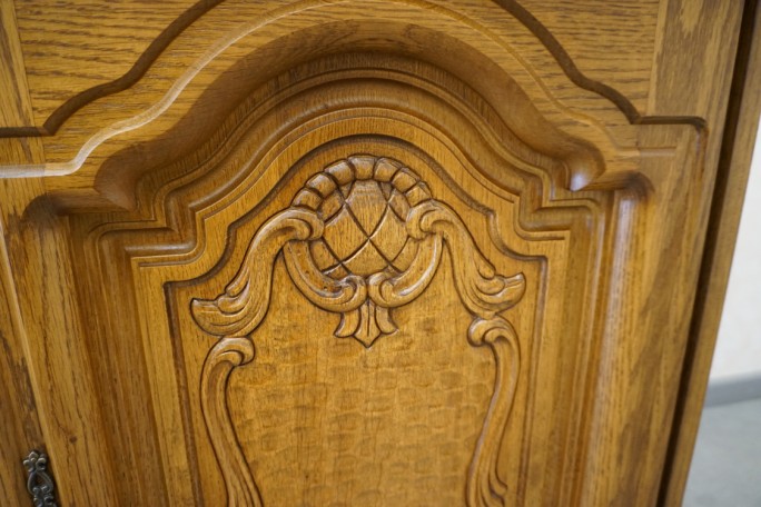 WITRYNA Z KOMODĄ SZKLANE PÓŁKI SZER. 135 CM