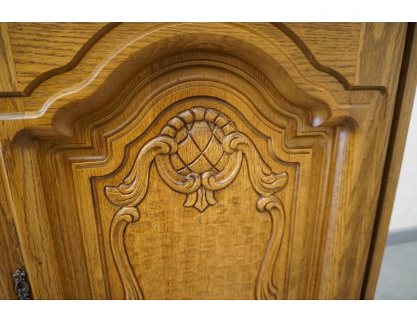 WITRYNA Z KOMODĄ SZKLANE PÓŁKI SZER. 135 CM