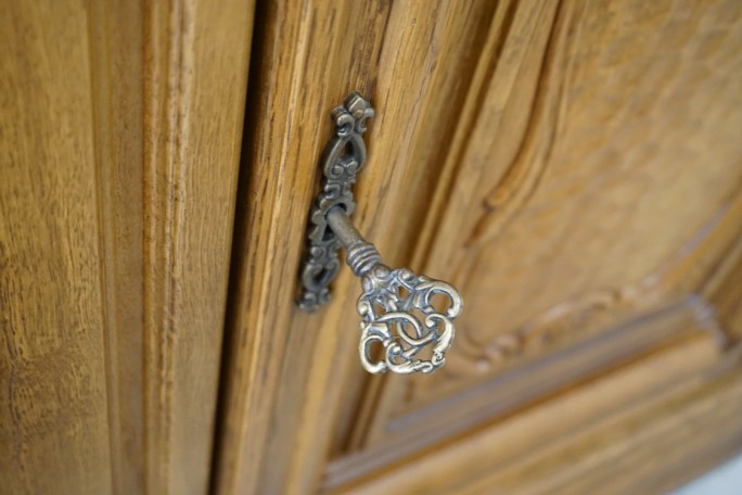 WITRYNA Z KOMODĄ SZKLANE PÓŁKI SZER. 135 CM