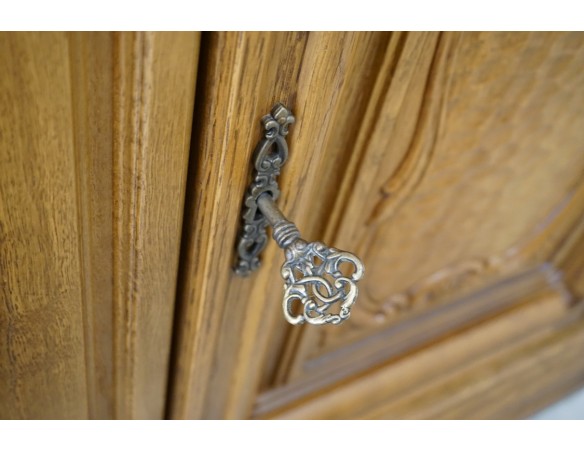 WITRYNA Z KOMODĄ SZKLANE PÓŁKI SZER. 135 CM