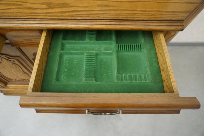 WITRYNA Z KOMODĄ SZKLANE PÓŁKI SZER. 135 CM