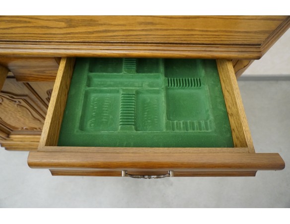 WITRYNA Z KOMODĄ SZKLANE PÓŁKI SZER. 135 CM