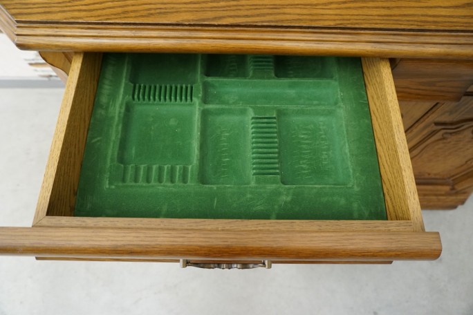 WITRYNA Z KOMODĄ SZKLANE PÓŁKI SZER. 135 CM