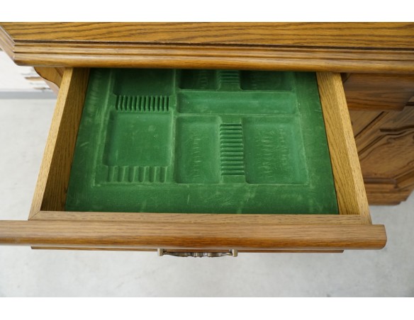 WITRYNA Z KOMODĄ SZKLANE PÓŁKI SZER. 135 CM