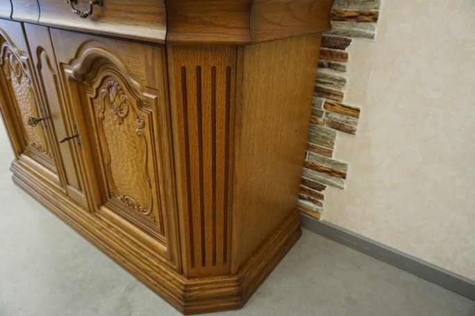 WITRYNA Z KOMODĄ SZKLANE PÓŁKI SZER. 135 CM