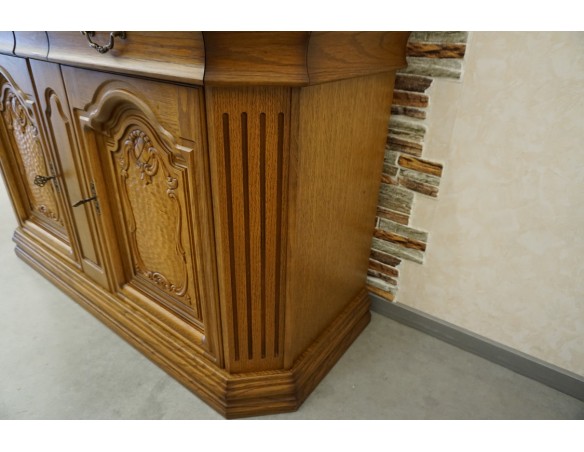 WITRYNA Z KOMODĄ SZKLANE PÓŁKI SZER. 135 CM