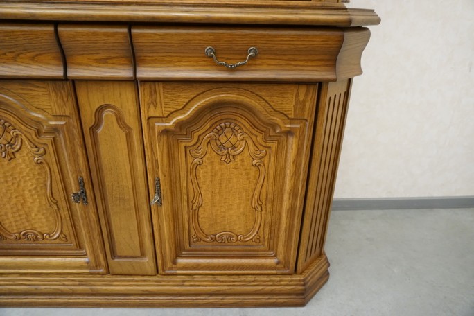 WITRYNA Z KOMODĄ SZKLANE PÓŁKI SZER. 135 CM