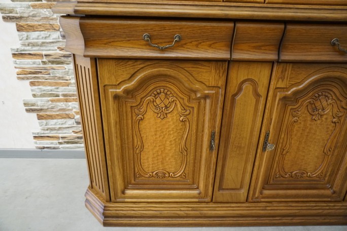 WITRYNA Z KOMODĄ SZKLANE PÓŁKI SZER. 135 CM