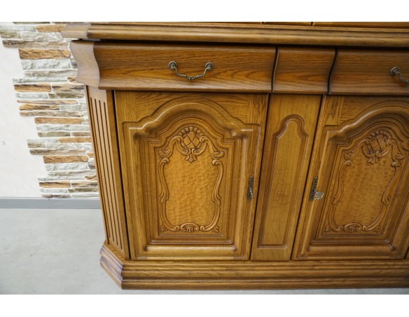 WITRYNA Z KOMODĄ SZKLANE PÓŁKI SZER. 135 CM