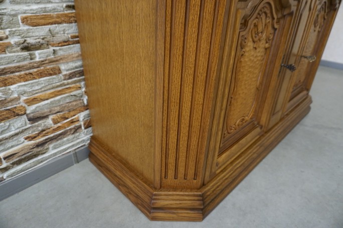 WITRYNA Z KOMODĄ SZKLANE PÓŁKI SZER. 135 CM