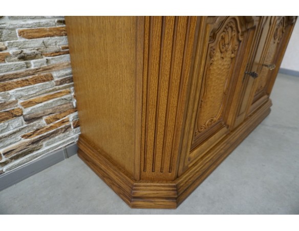 WITRYNA Z KOMODĄ SZKLANE PÓŁKI SZER. 135 CM