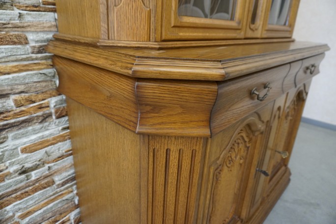 WITRYNA Z KOMODĄ SZKLANE PÓŁKI SZER. 135 CM