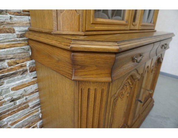 WITRYNA Z KOMODĄ SZKLANE PÓŁKI SZER. 135 CM