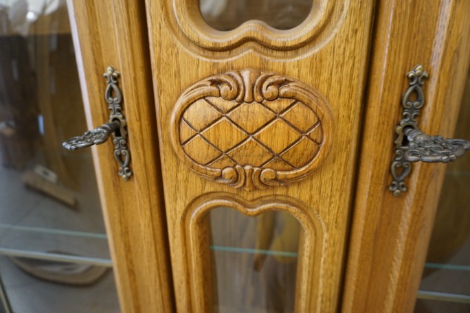 WITRYNA Z KOMODĄ SZKLANE PÓŁKI SZER. 135 CM