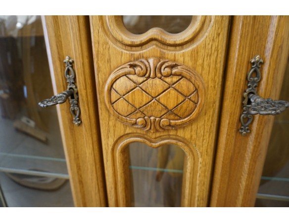 WITRYNA Z KOMODĄ SZKLANE PÓŁKI SZER. 135 CM