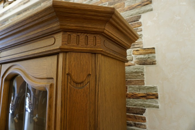 WITRYNA Z KOMODĄ SZKLANE PÓŁKI SZER. 135 CM