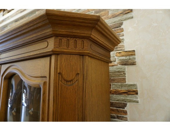 WITRYNA Z KOMODĄ SZKLANE PÓŁKI SZER. 135 CM