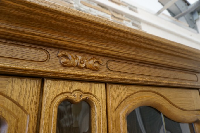 WITRYNA Z KOMODĄ SZKLANE PÓŁKI SZER. 135 CM