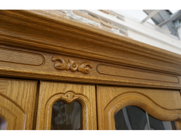 WITRYNA Z KOMODĄ SZKLANE PÓŁKI SZER. 135 CM