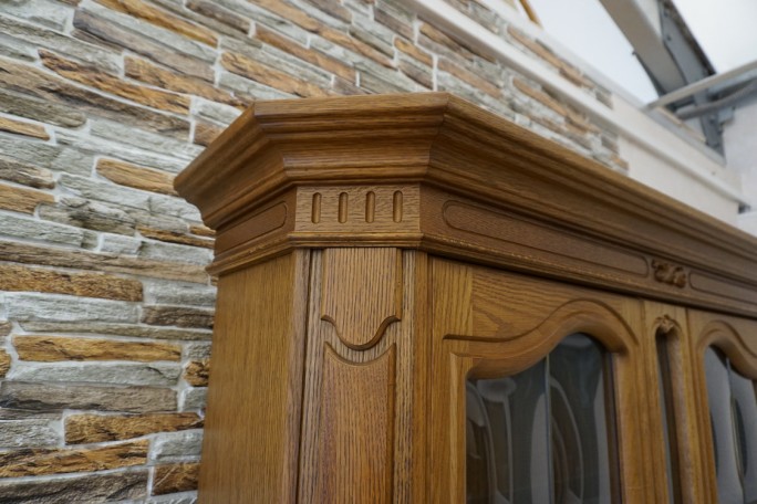 WITRYNA Z KOMODĄ SZKLANE PÓŁKI SZER. 135 CM